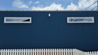 いわさ商店自動販売機横に「ベンチ」